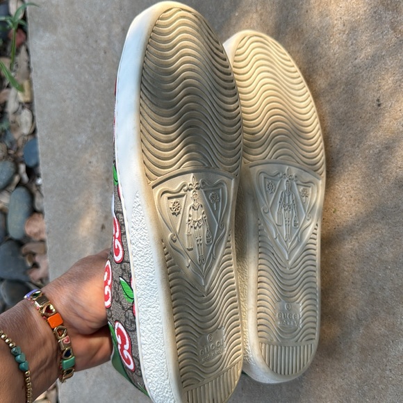 Gucci Red and White Apple Pattern Sneakers - Picture 4 of 7